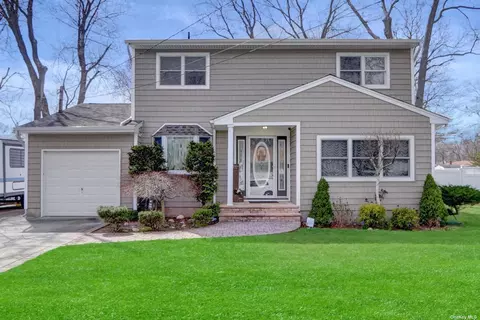 172 Smith Ave, Holbrook, NY 11741