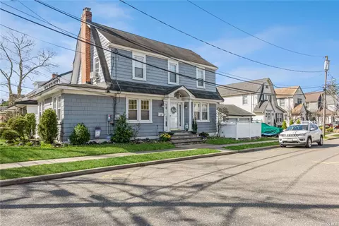 1 Malcolm Ct, Oceanside, NY 11572
