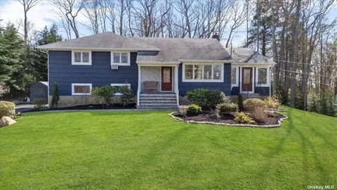 8 Avon Ct, Dix Hills, NY 11746