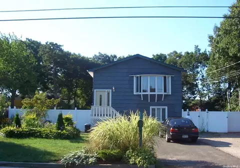 102 Alcolade Dr E, Shirley, NY 11967