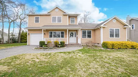 370 S 13th St, Lindenhurst, NY 11757