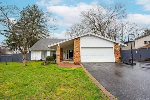 1 Wyngate Ln, Coram, NY 11727