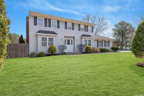 1 Warren Ct, Farmingville, NY 11738