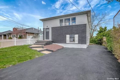 12 Dewey Pl, Lindenhurst, NY 11757
