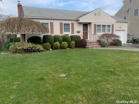 28 Wensley Rd, Plainview, NY 11803