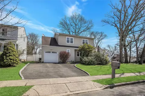 2 Chalden Ct, Huntington Station, NY 11746