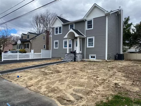 344 N Alleghany Ave, Lindenhurst, NY 11757