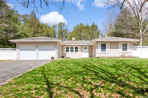10 Cathy Ct, Nesconset, NY 11767