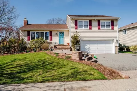11 Keswick Ln, Plainview, NY 11803