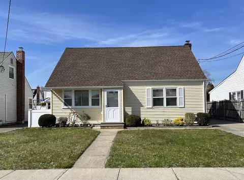 62 Virginia Ave, Plainview, NY 11803