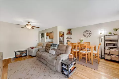 3204 Wilshire Ln #E4, Oakdale, NY 11769
