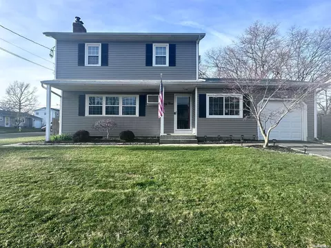 69 Opal St, Holbrook, NY 11741