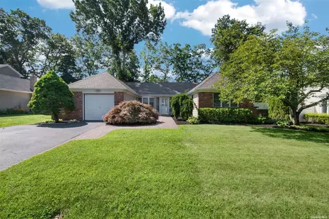 107 Twin Oaks Dr, Kings Park, NY 11754