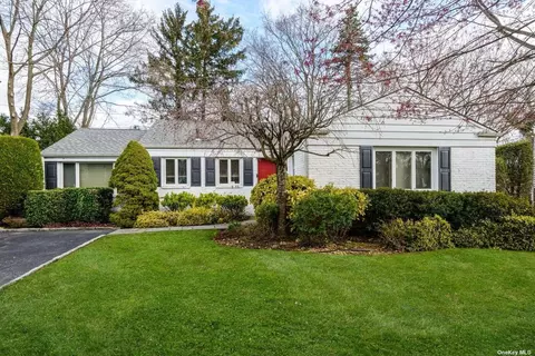 230 Parkside Dr, Roslyn Heights, NY 11577