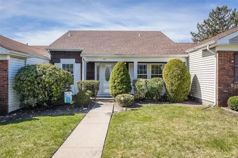 48 Chippendale Dr #48, Mount Sinai, NY 11766