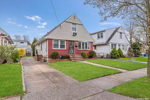 1024 Cherry Ln, Floral Park, NY 11001