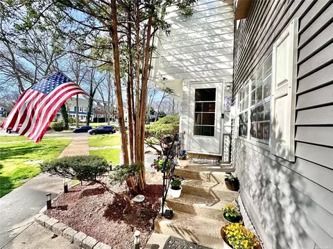 709 Towne House #709, Hauppauge, NY 11749