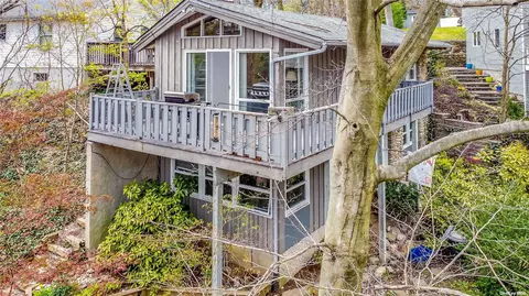 17 North Dr, Centerport, NY 11721