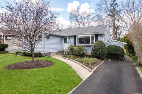 16 Brooks Ave, Huntington, NY 11743