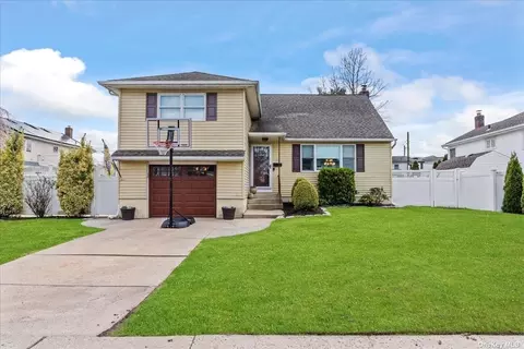 5 Marbourne Rd, Bethpage, NY 11714
