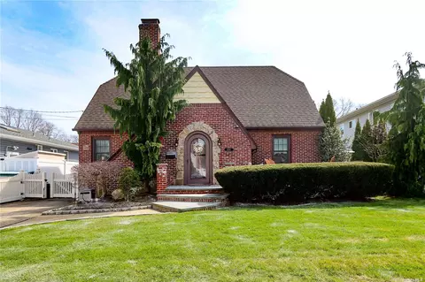 2203 Willow St, Wantagh, NY 11793