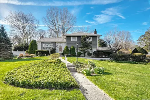 31 Graystone Dr, East Northport, NY 11731