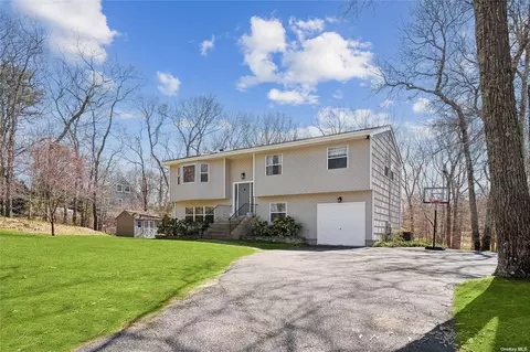 15 Tree Haven Ln, Flanders, NY 11901