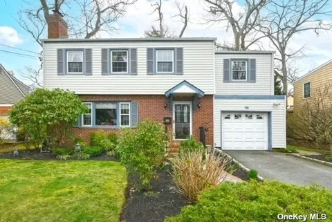 10 Woodland Ter, Merrick, NY 11566