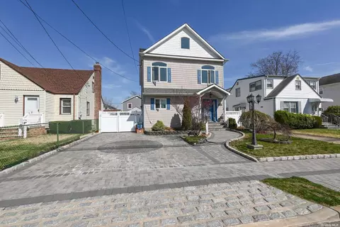 202 Euston Rd S, Garden City, NY 11530