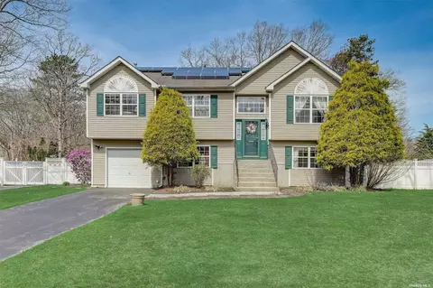 1 Kara Ct, Yaphank, NY 11980