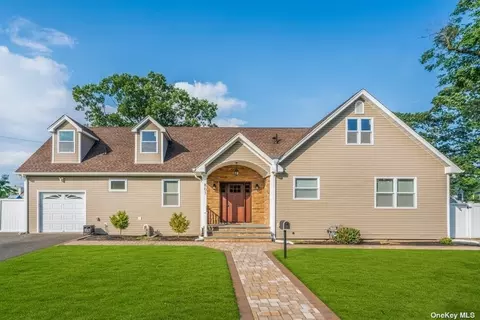 801 N Alleghany Ave, Lindenhurst, NY 11757