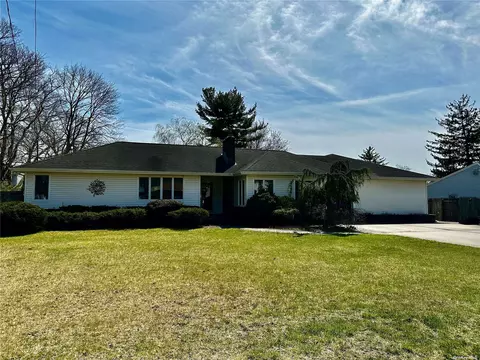12 Hallock Rd, Patchogue, NY 11772