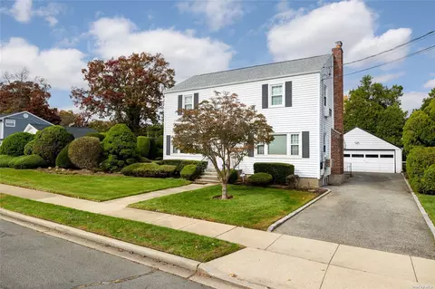 191 N Atlanta Ave, Massapequa, NY 11758