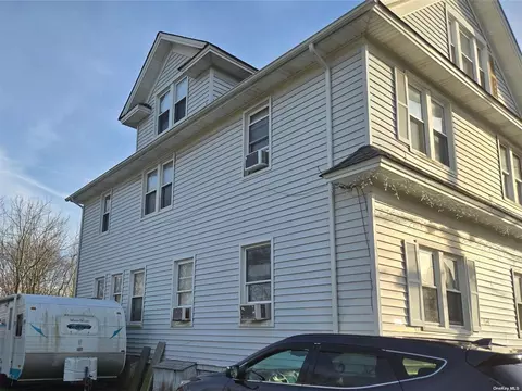 26 Swayze St, Sayville, NY 11782