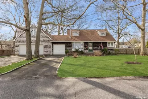 42 2nd St, Bayport, NY 11705