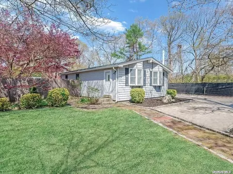 65 Division St, Holtsville, NY 11742