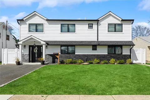 36 Falcon Ln, Levittown, NY 11756