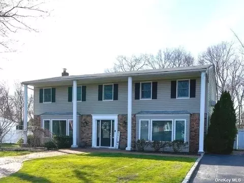 16 Win Pl, Lake Grove, NY 11755