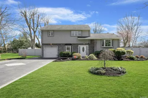 18 Jordan Ct, Dix Hills, NY 11746
