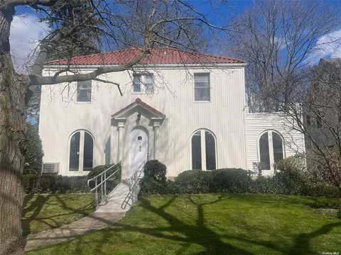 42 Lord Ave, Lawrence, NY 11559