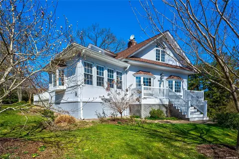 11 Oak Valley Dr, Glen Head, NY 11545