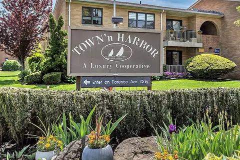 43 Hampton Pl #10A, Freeport, NY 11520