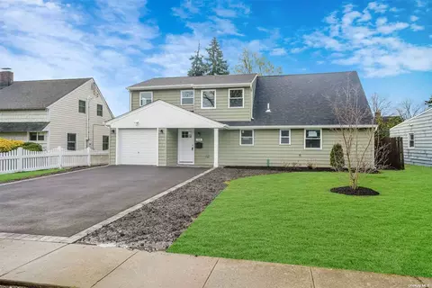 30 Gleaner Ln, Levittown, NY 11756