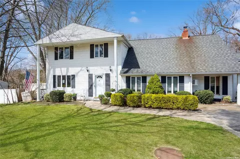 9 Marcy Dr, Mount Sinai, NY 11766