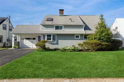 67 Stonecutter Rd, Levittown, NY 11756