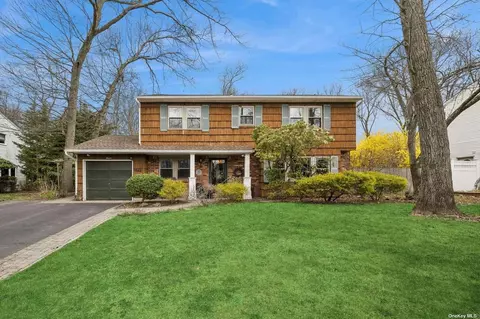 11 Cedarwood Ln, Commack, NY 11725