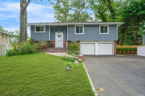 15 Mohegan Ln, Commack, NY 11725