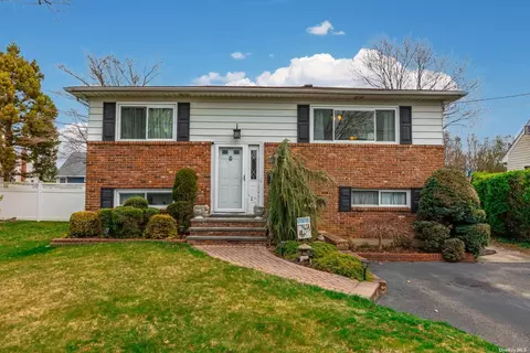 360 N Broome Ave, Lindenhurst, NY 11757