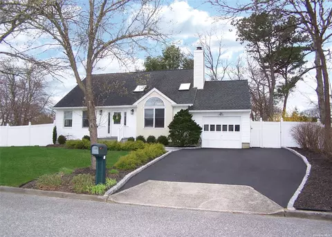18 Debragga Ave, East Moriches, NY 11940