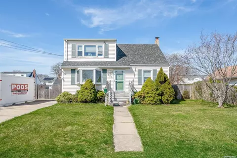 220 44th St, Lindenhurst, NY 11757